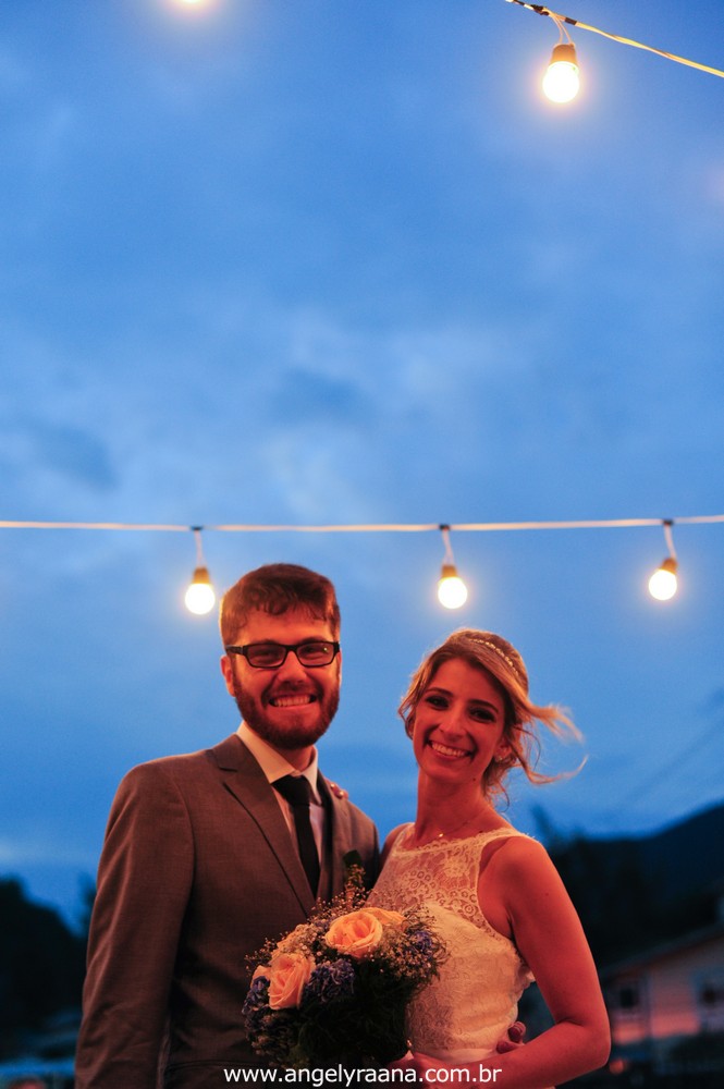 fotografia do casamento de dia para o casamento diy no fim da tarde na Ilha da Gigoia na Barra da Tijuca RJ com fotojornalismo de casamento com gambiarra