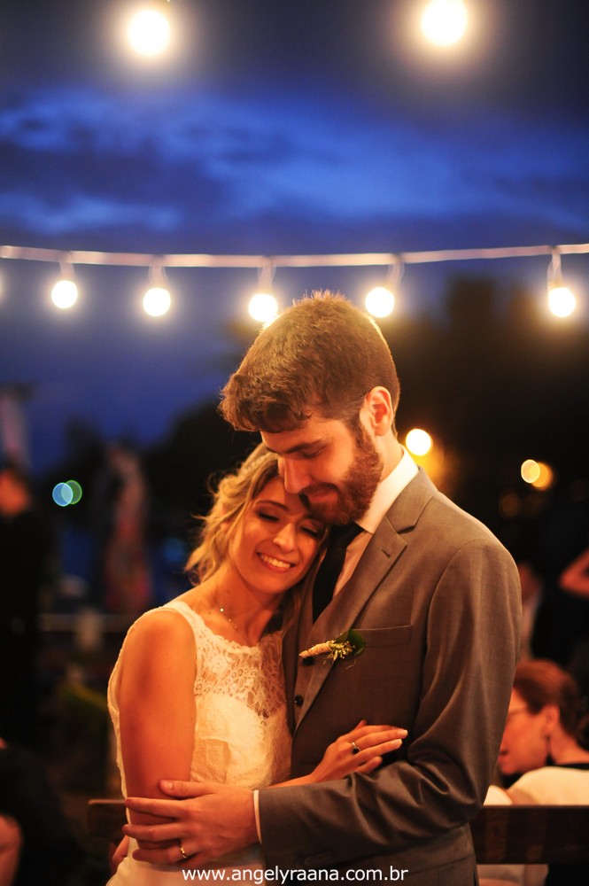 fotografia do casamento de dia para o casamento diy no fim da tarde na Ilha da Gigoia na Barra da Tijuca RJ com fotojornalismo de casamento com gambiarra