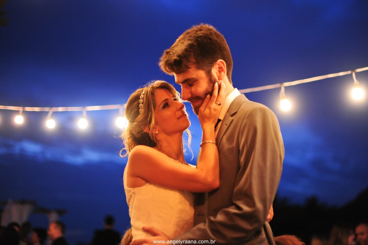 fotografia do casamento de dia para o casamento diy no fim da tarde na Ilha da Gigoia na Barra da Tijuca RJ com fotojornalismo de casamento com gambiarra