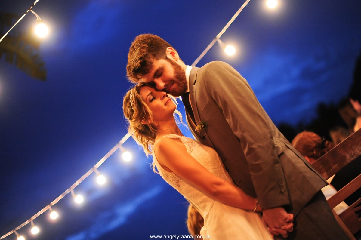 fotografia do casamento de dia para o casamento diy no fim da tarde na Ilha da Gigoia na Barra da Tijuca RJ com fotojornalismo de casamento com gambiarra