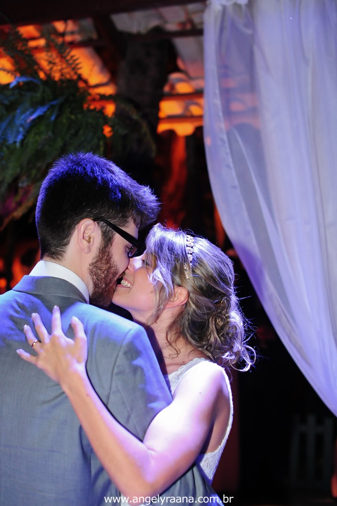 fotografia do casamento de dia para o casamento diy no fim da tarde na Ilha da Gigoia na Barra da Tijuca RJ com fotojornalismo de casamento na pista de dança
