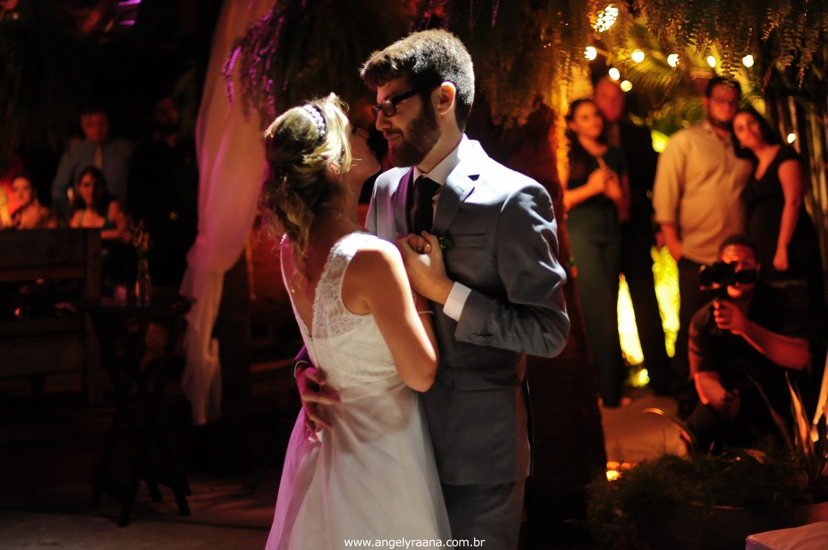fotografia do casamento de dia para o casamento diy no fim da tarde na Ilha da Gigoia na Barra da Tijuca RJ com fotojornalismo de casamento na pista de dança