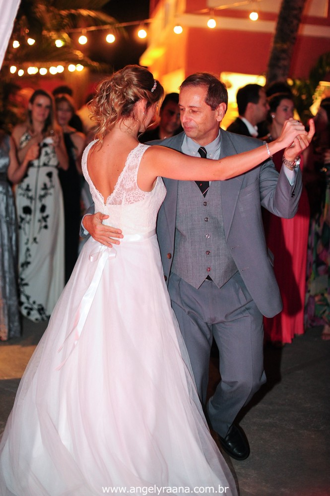 fotografia do casamento de dia para o casamento diy no fim da tarde na Ilha da Gigoia na Barra da Tijuca RJ com fotojornalismo de casamento na pista de dança com o pai