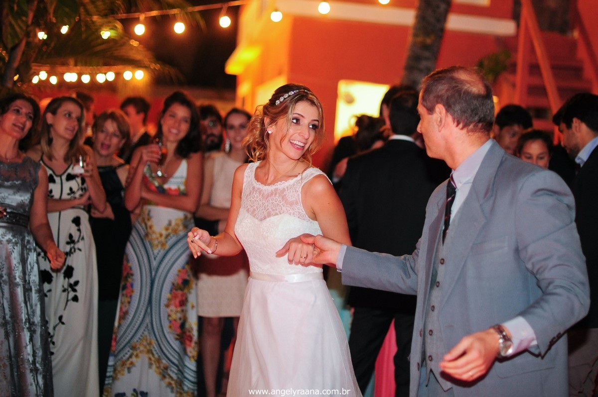 fotografia do casamento de dia para o casamento diy no fim da tarde na Ilha da Gigoia na Barra da Tijuca RJ com fotojornalismo de casamento na pista de dança