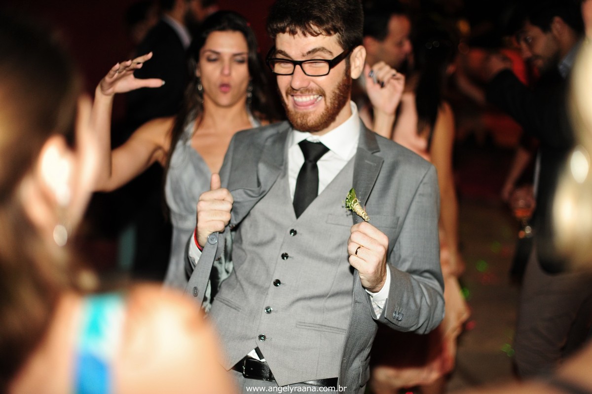 fotografia do casamento de dia para o casamento diy no fim da tarde na Ilha da Gigoia na Barra da Tijuca RJ com fotojornalismo de casamento na pista de dança