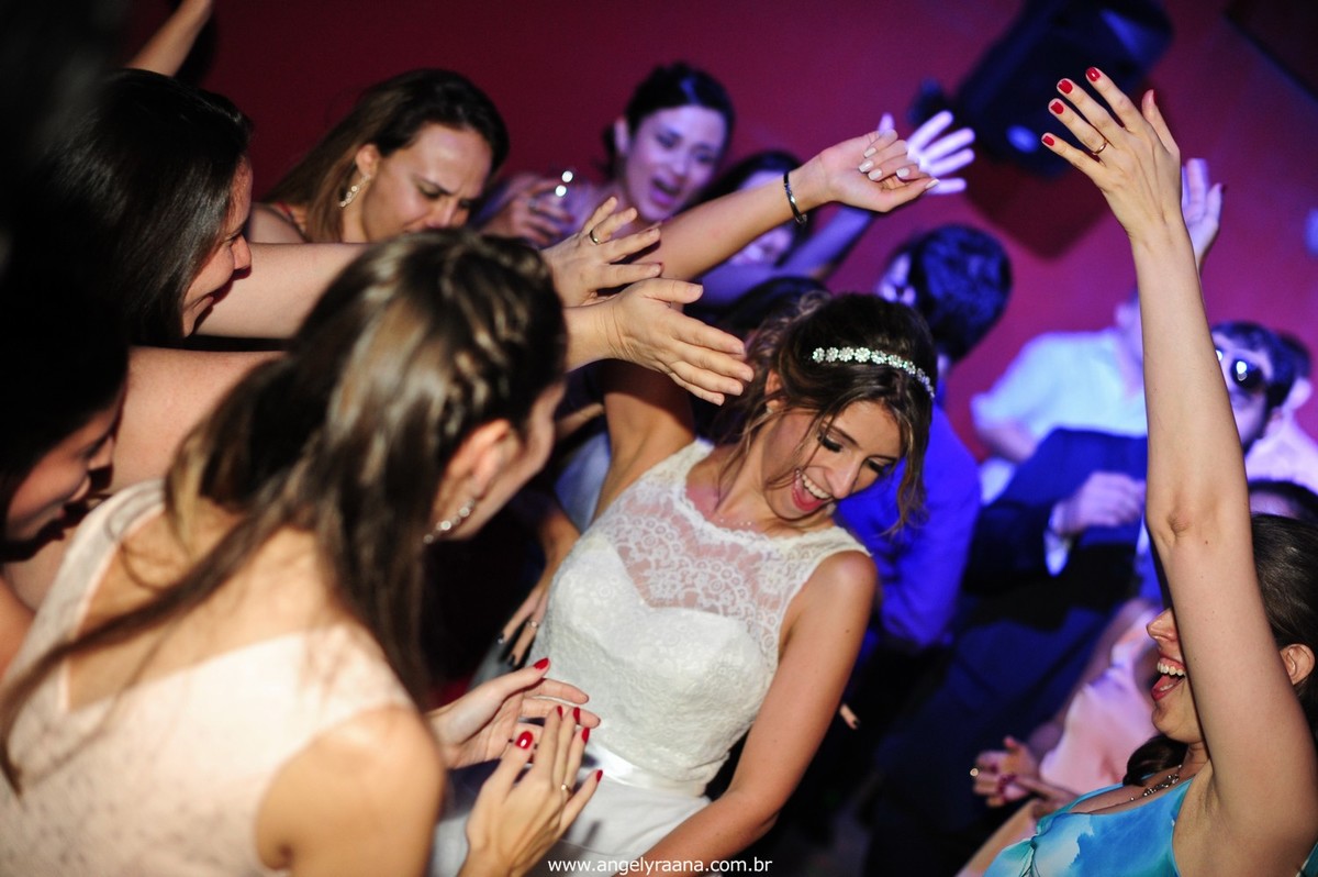 fotografia do casamento de dia para o casamento diy no fim da tarde na Ilha da Gigoia na Barra da Tijuca RJ com fotojornalismo de casamento na pista de dança
