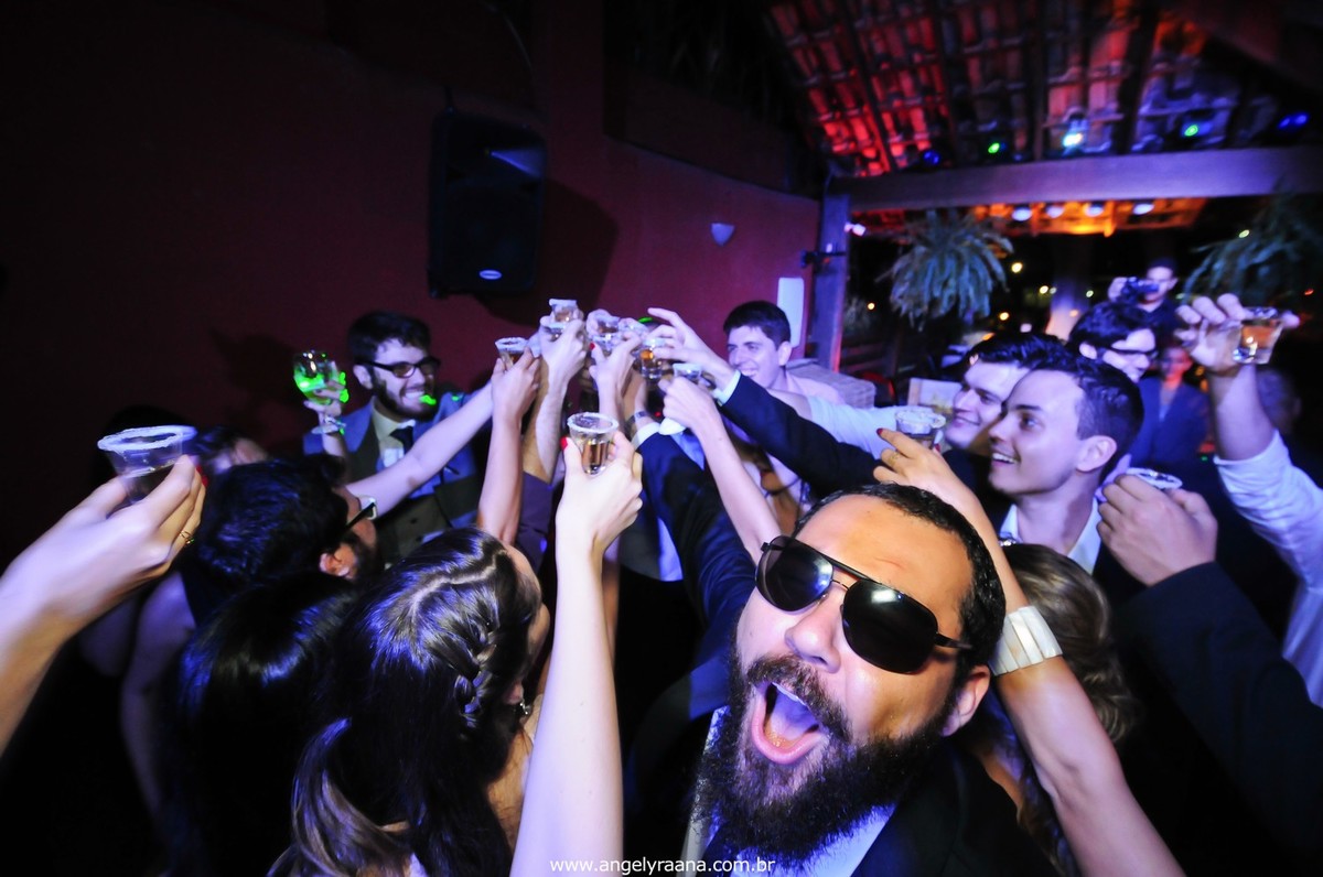 fotografia do casamento de dia para o casamento diy no fim da tarde na Ilha da Gigoia na Barra da Tijuca RJ com fotojornalismo de casamento na pista de dança com brinde