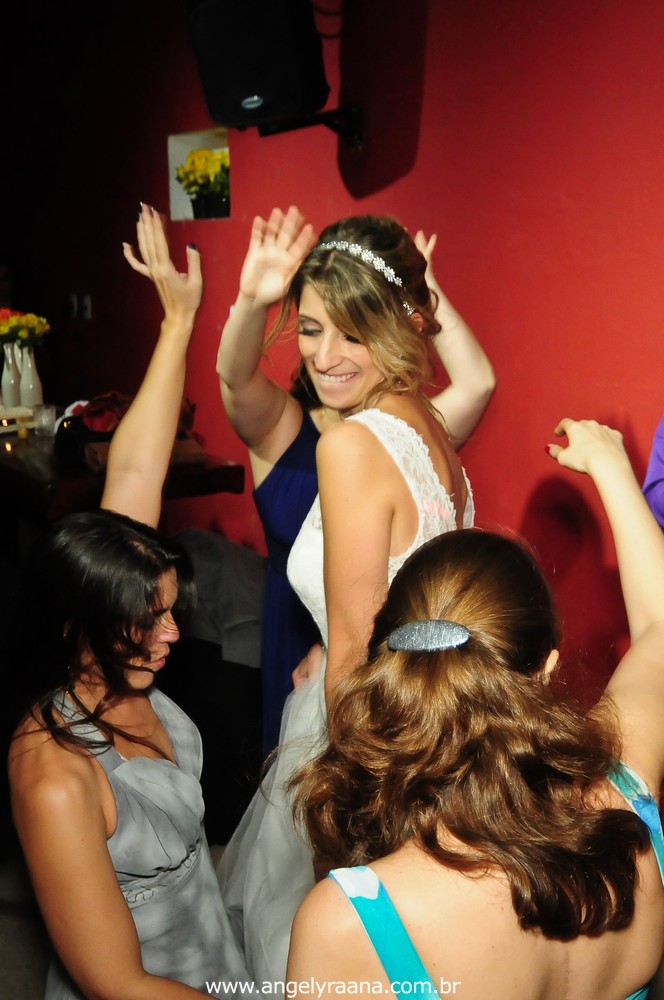 fotografia do casamento de dia para o casamento diy no fim da tarde na Ilha da Gigoia na Barra da Tijuca RJ com fotojornalismo de casamento na pista de dança