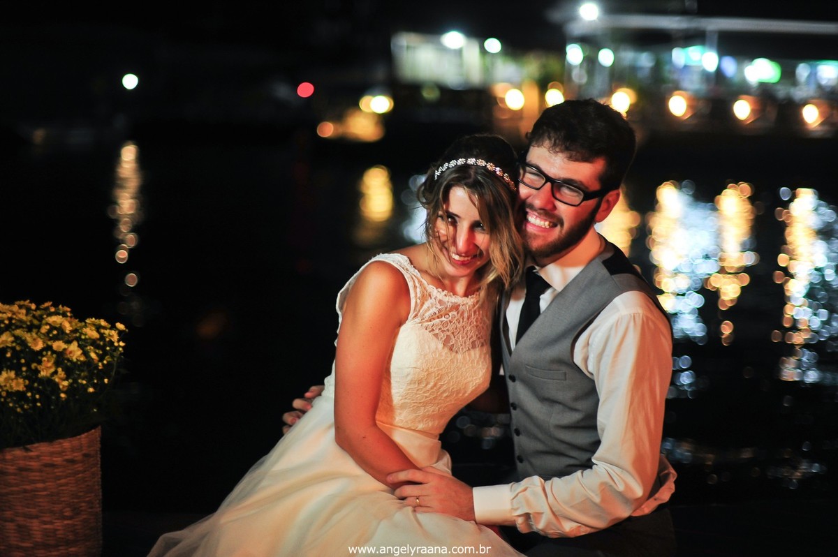 fotografia do casamento de dia para o casamento diy no fim da tarde na Ilha da Gigoia na Barra da Tijuca RJ com fotojornalismo de casamento à beira mar