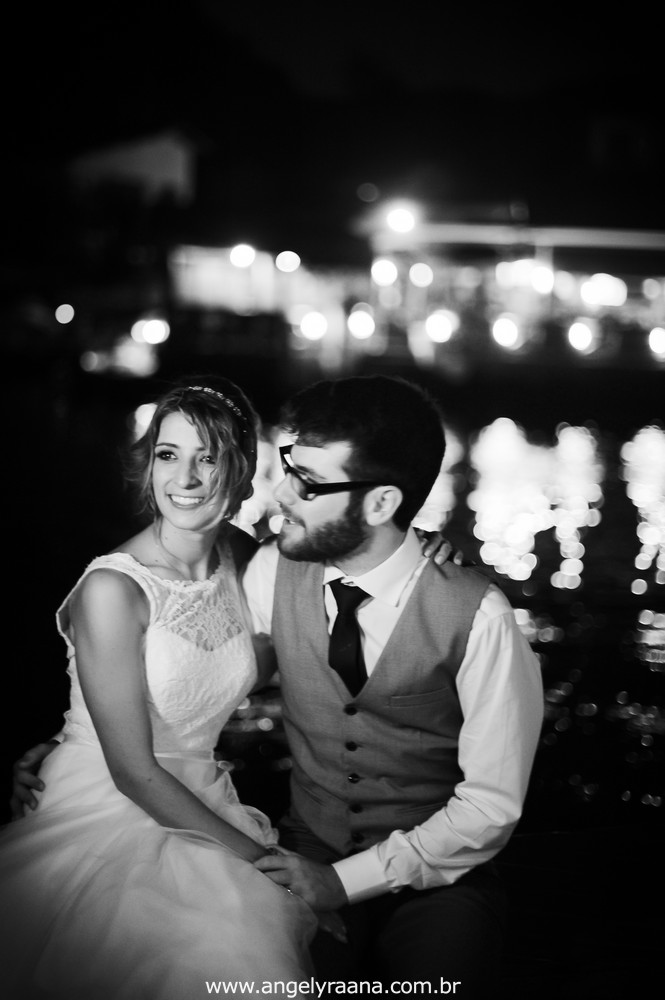 fotografia do casamento de dia para o casamento diy no fim da tarde na Ilha da Gigoia na Barra da Tijuca RJ com fotojornalismo de casamento à beira mar