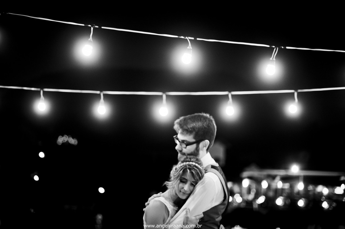 fotografia do casamento de dia para o casamento diy no fim da tarde na Ilha da Gigoia na Barra da Tijuca RJ com fotojornalismo de casamento à beira mar com gambiarra