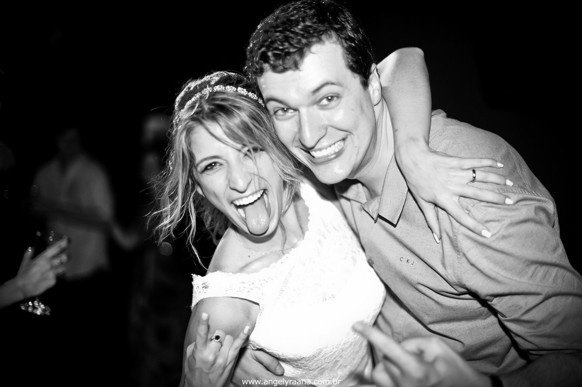 fotografia do casamento de dia para o casamento diy no fim da tarde na Ilha da Gigoia na Barra da Tijuca RJ com fotojornalismo de casamento à beira mar