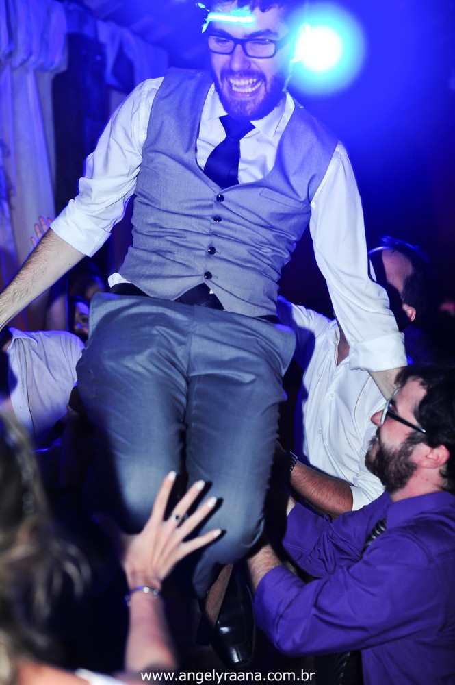 fotografia do casamento de dia para o casamento diy no fim da tarde na Ilha da Gigoia na Barra da Tijuca RJ com fotojornalismo de casamento na pista de dança