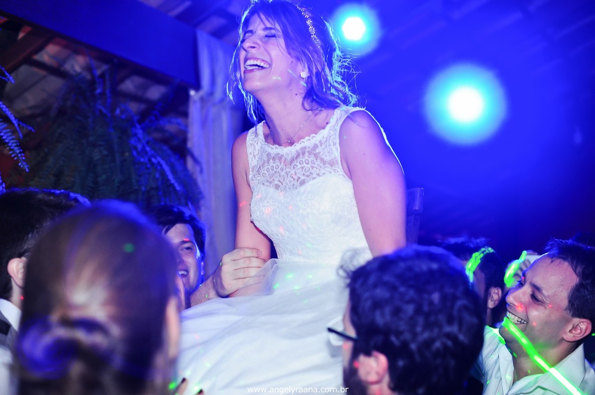 fotografia do casamento de dia para o casamento diy no fim da tarde na Ilha da Gigoia na Barra da Tijuca RJ com fotojornalismo de casamento à beira mar