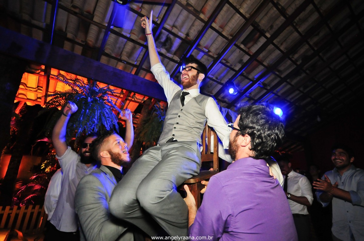 fotografia do casamento de dia para o casamento diy no fim da tarde na Ilha da Gigoia na Barra da Tijuca RJ com fotojornalismo de casamento à beira mar