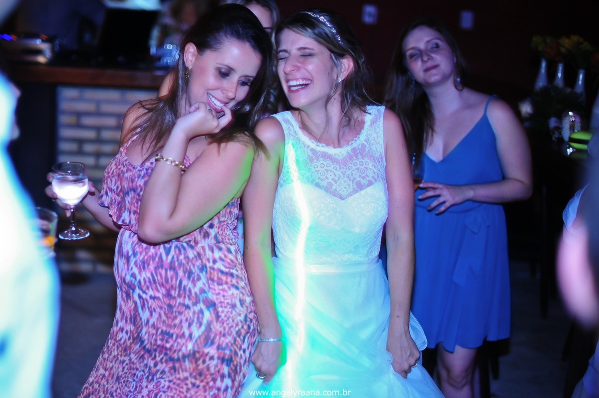 fotografia do casamento de dia para o casamento diy no fim da tarde na Ilha da Gigoia na Barra da Tijuca RJ com fotojornalismo de casamento à beira mar