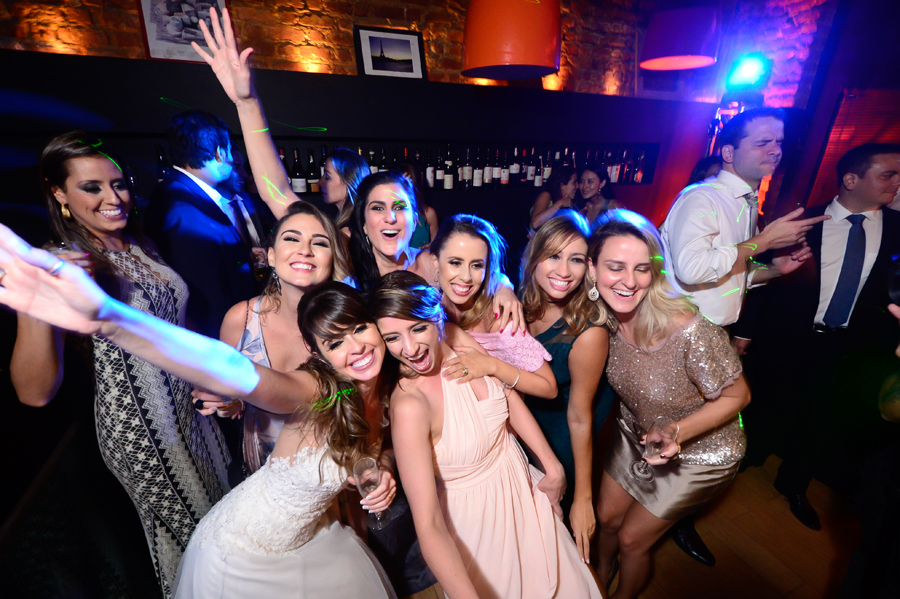 fotografia de noivos na pista de dança com as madrinhas do mini wedding realizado no Bistrô Ouvidor Botafogo Rio de Janeiro com cerimonial de Fernanda Gurjão