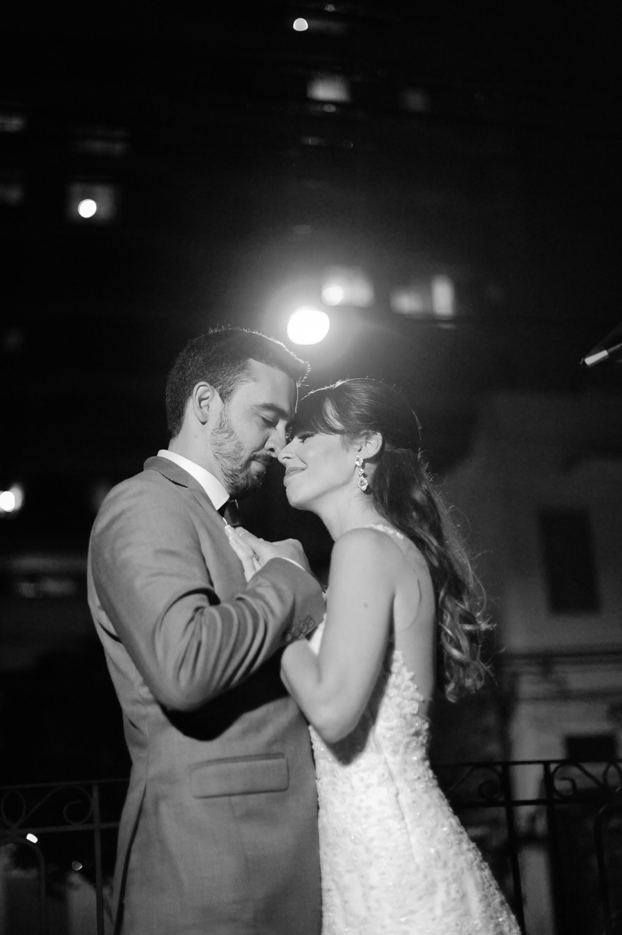 fotografia de noivos do mini wedding realizado no Bistrô Ouvidor Botafogo Rio de Janeiro com cerimonial de Fernanda Gurjão