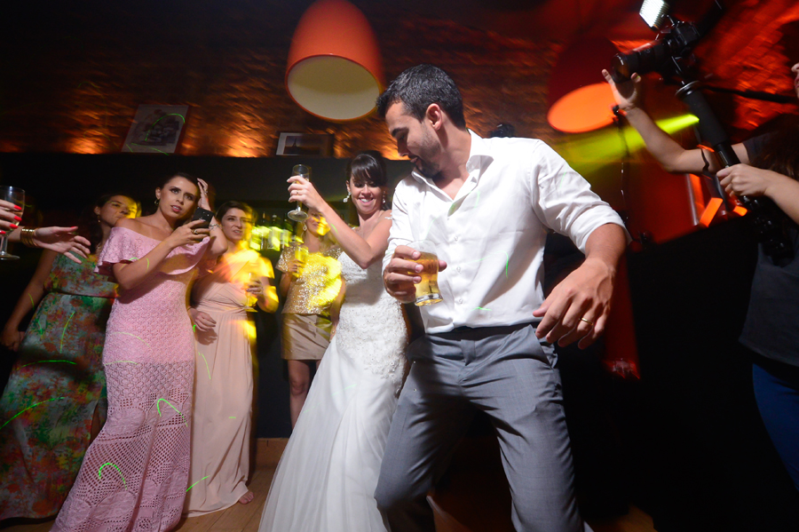 fotografia de noivos na pista de dança do mini wedding realizado no Bistrô Ouvidor Botafogo Rio de Janeiro com cerimonial de Fernanda Gurjão