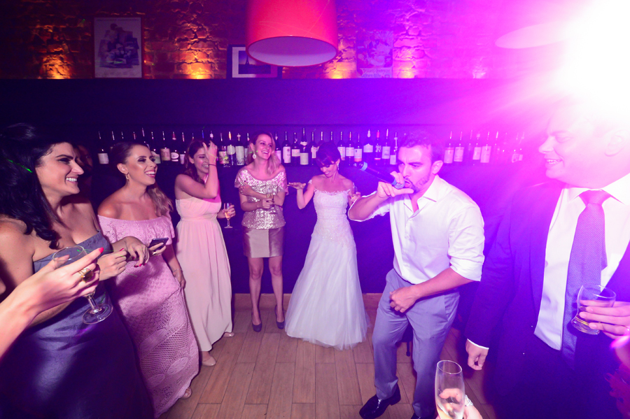fotografia de noivos na pista de dança do mini wedding realizado no Bistrô Ouvidor Botafogo Rio de Janeiro com cerimonial de Fernanda Gurjão