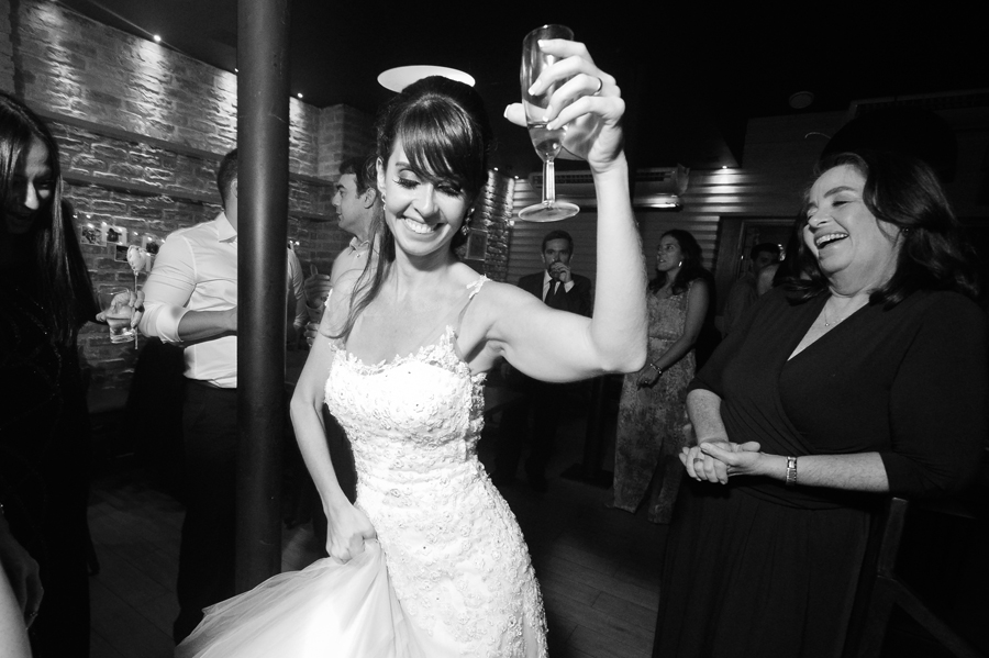 fotografia de noivos na pista de dança do mini wedding realizado no Bistrô Ouvidor Botafogo Rio de Janeiro com cerimonial de Fernanda Gurjão