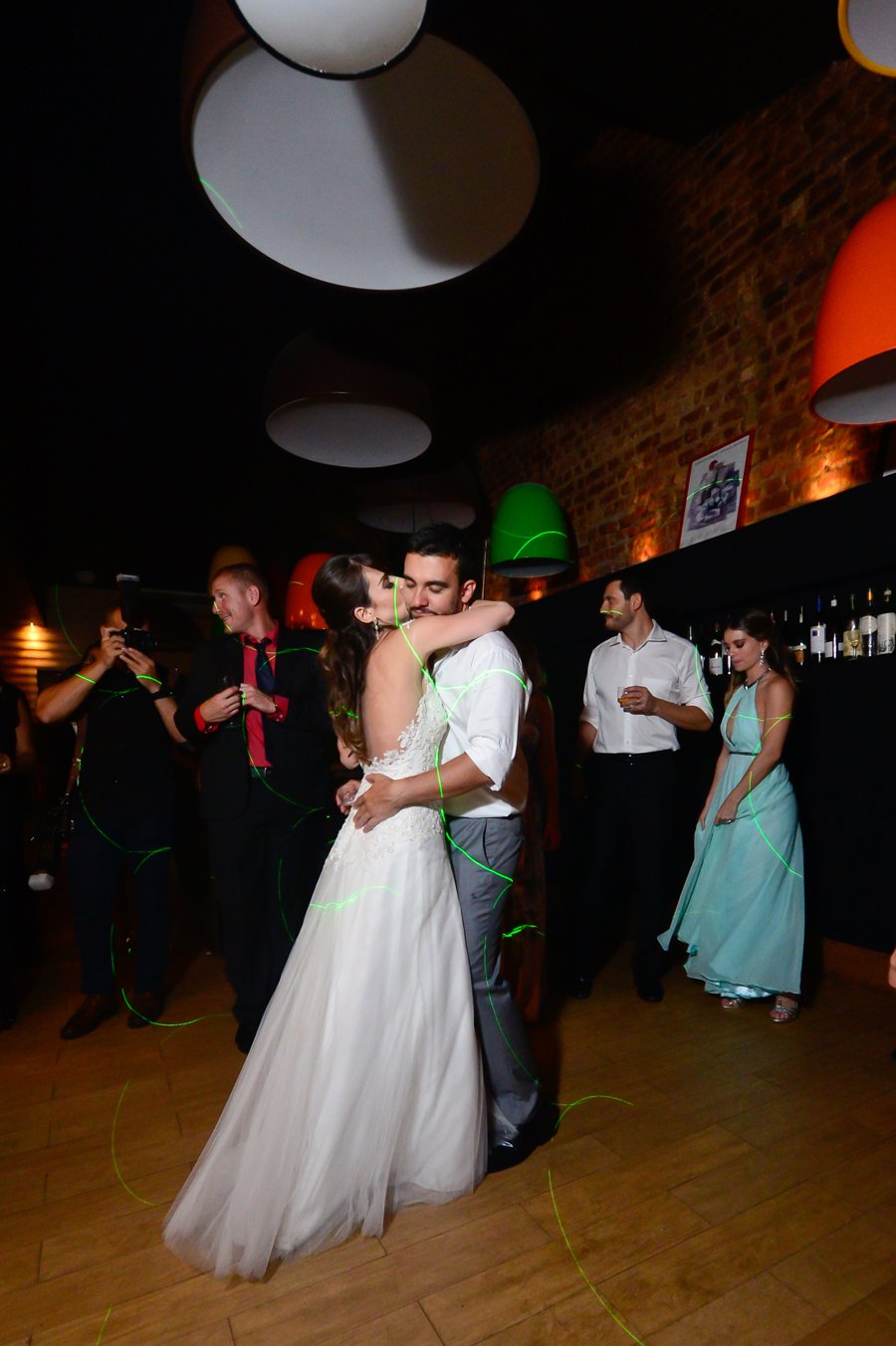 fotografia de noivos na pista de dança do mini wedding realizado no Bistrô Ouvidor Botafogo Rio de Janeiro com cerimonial de Fernanda Gurjão