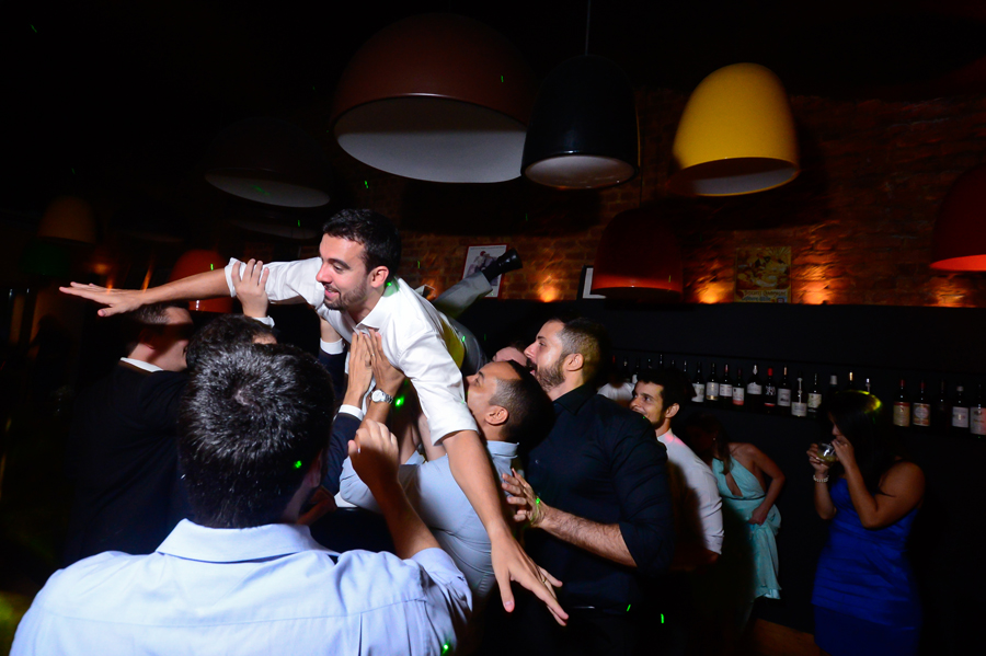 fotografia de noivos na pista de dança do mini wedding realizado no Bistrô Ouvidor Botafogo Rio de Janeiro com cerimonial de Fernanda Gurjão