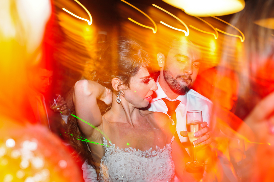 fotografia de noivos na pista de dança do mini wedding realizado no Bistrô Ouvidor Botafogo Rio de Janeiro com cerimonial de Fernanda Gurjão