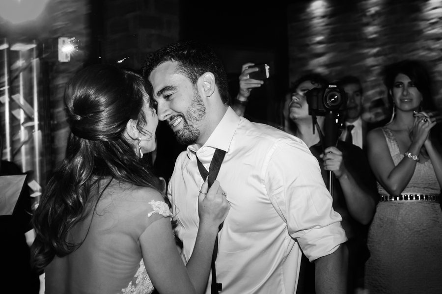 fotografia de noivos na pista de dança do mini wedding realizado no Bistrô Ouvidor Botafogo Rio de Janeiro com cerimonial de Fernanda Gurjão