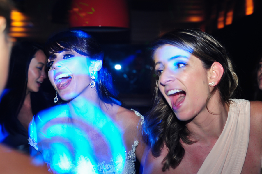 fotografia de noivos na pista de dança do mini wedding realizado no Bistrô Ouvidor Botafogo Rio de Janeiro com cerimonial de Fernanda Gurjão