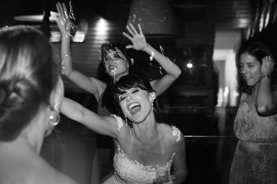 fotografia de noivos na pista de dança do mini wedding realizado no Bistrô Ouvidor Botafogo Rio de Janeiro com cerimonial de Fernanda Gurjão