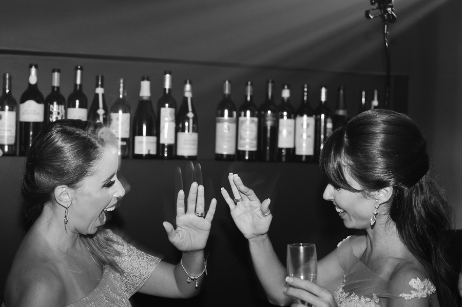 fotografia de noivos na pista de dança do mini wedding realizado no Bistrô Ouvidor Botafogo Rio de Janeiro com cerimonial de Fernanda Gurjão
