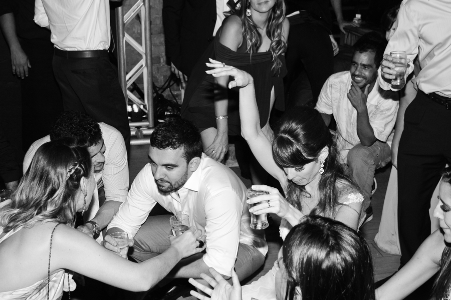 fotografia de noivos na pista de dança do mini wedding realizado no Bistrô Ouvidor Botafogo Rio de Janeiro com cerimonial de Fernanda Gurjão