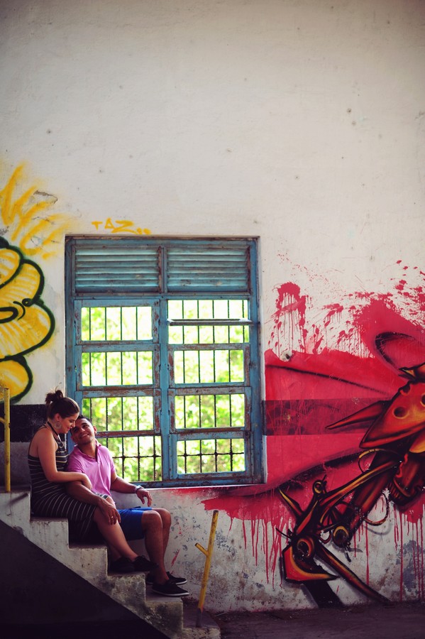 Ensaio de Casal em local com Grafite, estilo underground