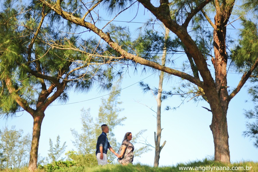 ensaio pre wedding realizado na praia de Maricá no fim de tarde