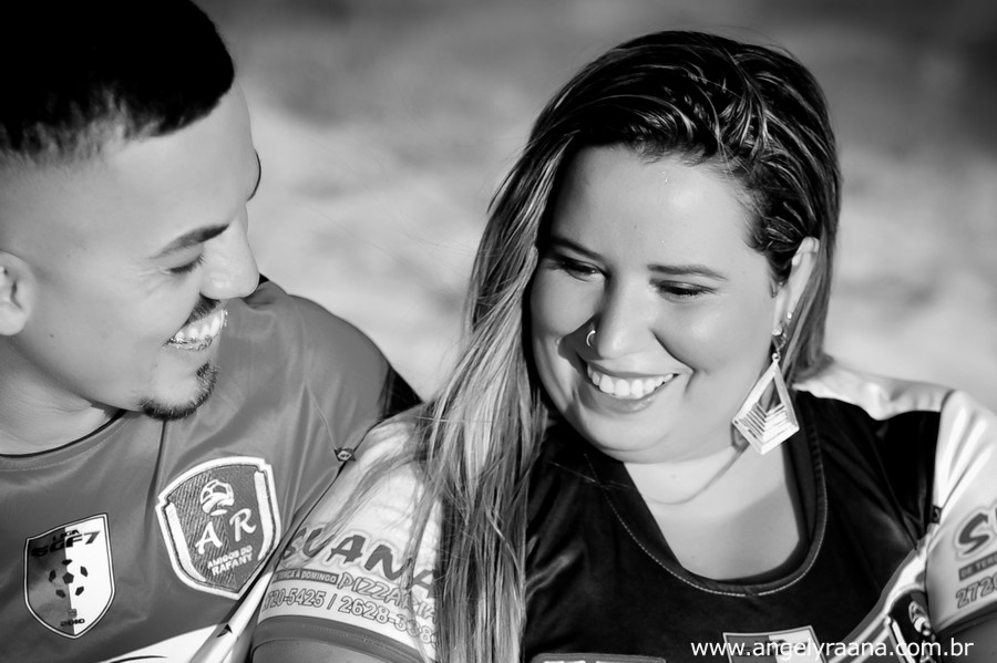 ensaio pre wedding realizado na praia de Maricá no fim de tarde