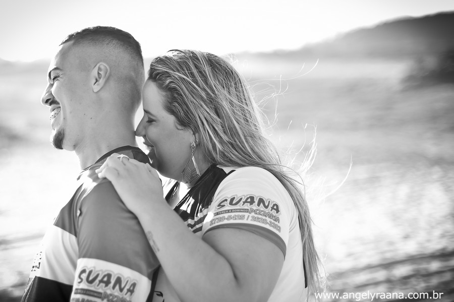 ensaio pre wedding realizado na praia de Maricá no fim de tarde