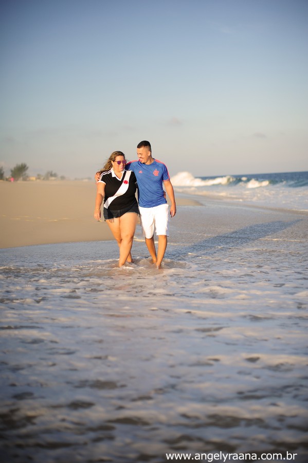 ensaio pre wedding realizado na praia de Maricá no fim de tarde
