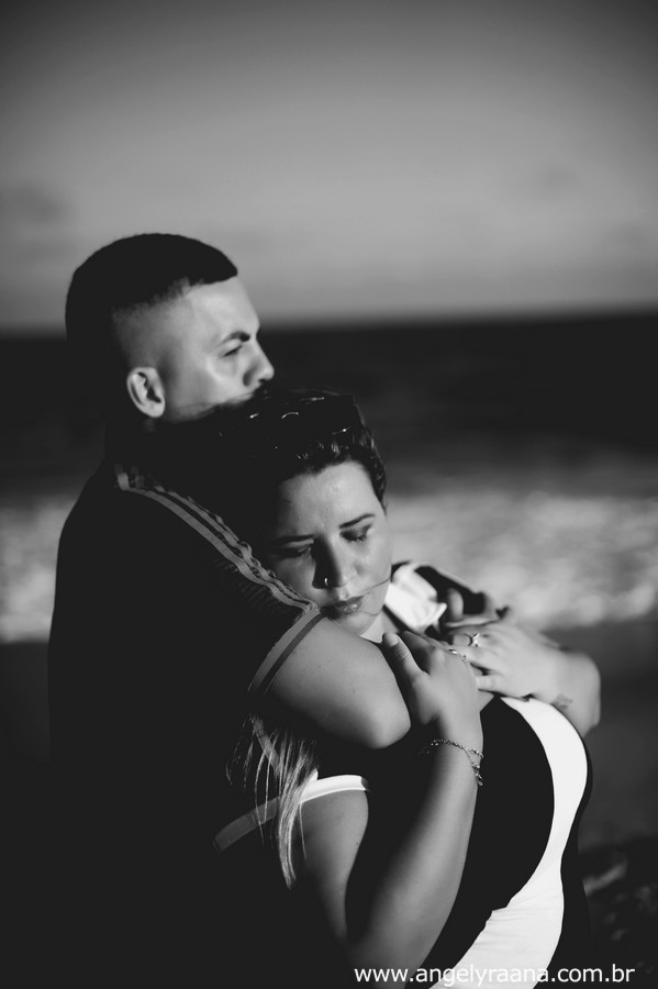 ensaio pre wedding realizado na praia de Maricá no fim de tarde
