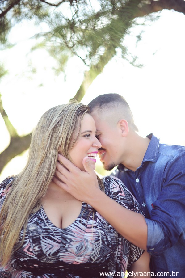 ensaio pre wedding realizado na praia de Maricá no fim de tarde
