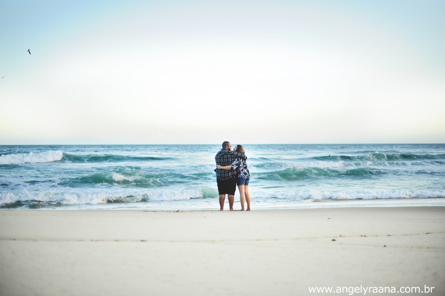pre wedding realizado ao entardecer em Maricá caminhando na areia
