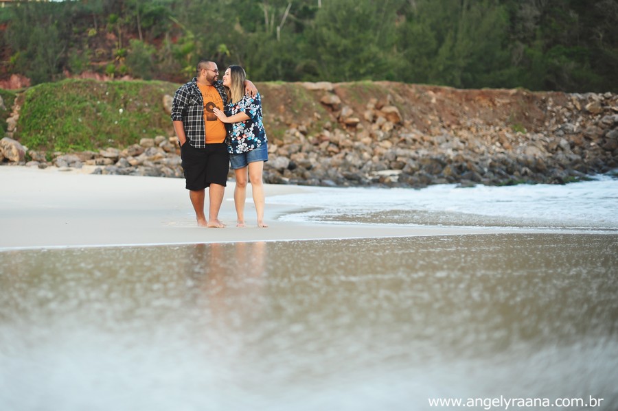 pre wedding realizado ao entardecer em Maricá caminhando na areia