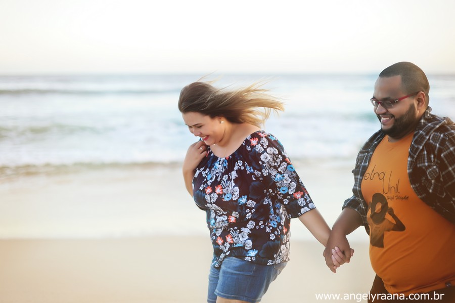 pre wedding realizado ao entardecer em Maricá correndo na areia
