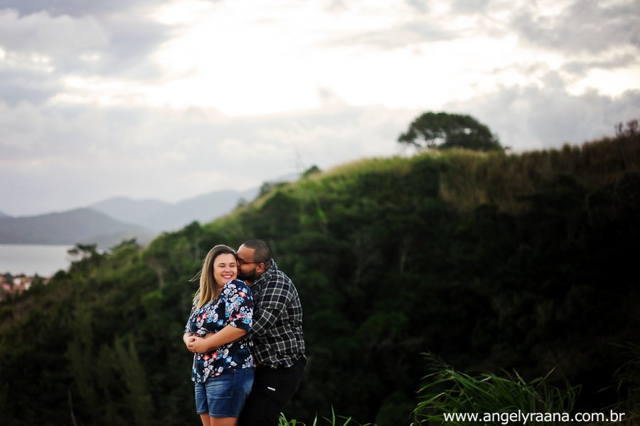 pre wedding realizado ao entardecer em Maricá no penhasco
