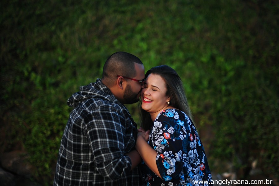 pre wedding realizado ao entardecer em Maricá na praia