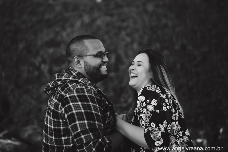 pre wedding realizado ao entardecer em Maricá na praia