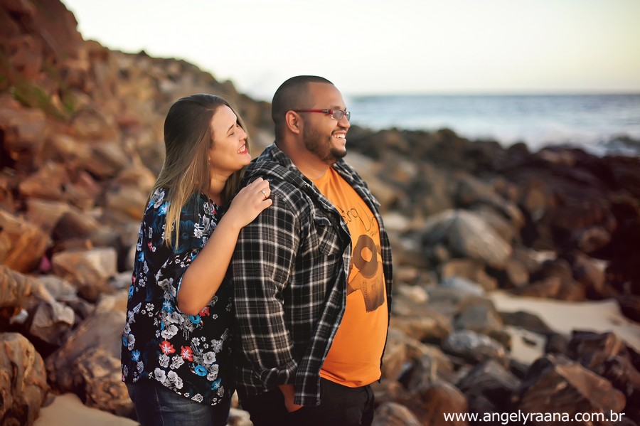 pre wedding realizado ao entardecer em Maricá nas pedras