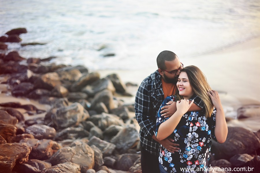 pre wedding realizado ao entardecer em Maricá nas pedras