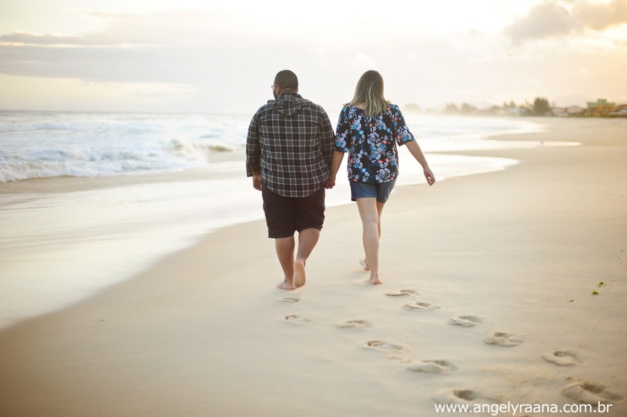 pre wedding realizado ao entardecer em Maricá caminhando na areia