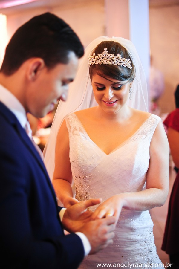 troca de alianças na cerimônia de casamento realizado no espaço de festa 1001 em São Gonçalo